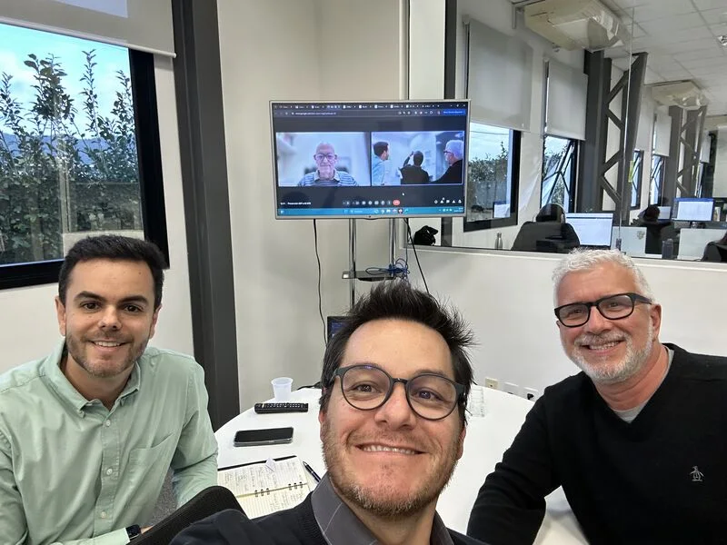 Alexandre Passarelli com participantes de reunião em Florianópolis