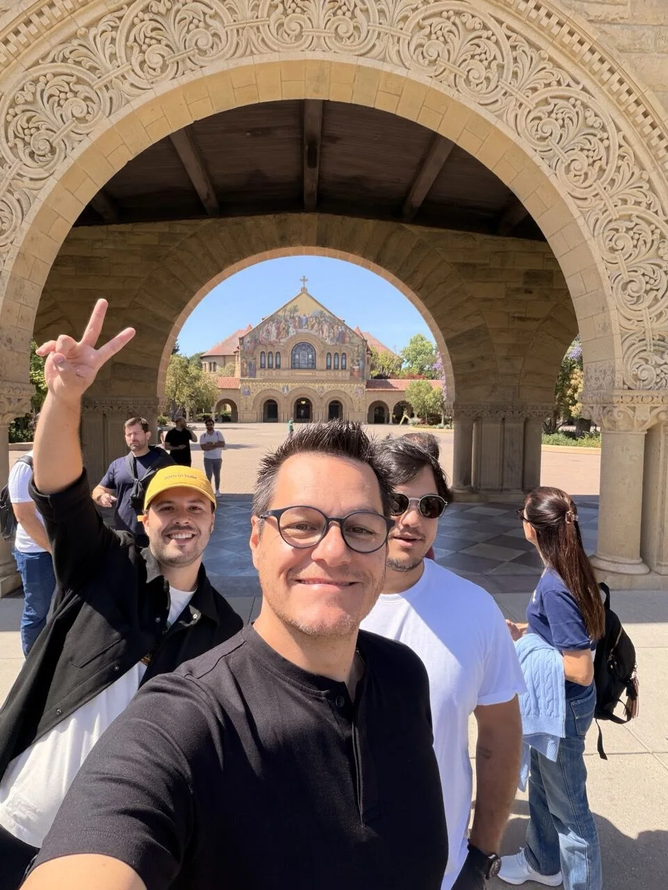 Alexandre Passarelli com o grupo durante visita a Stanford
