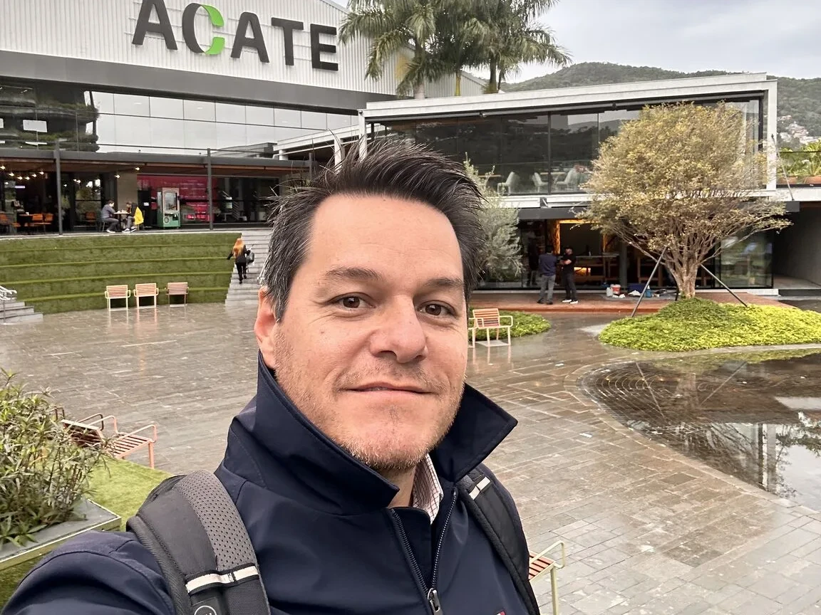 Alexandre Passarelli em frente à ACATE